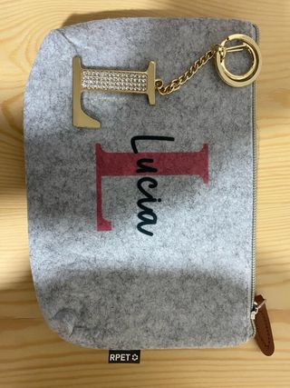 neceser gris fieltro y llavero letra