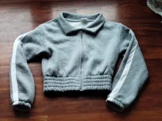 Sudadera corta gris con cremallera