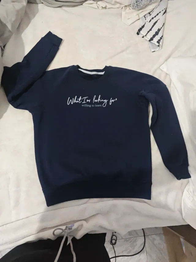 Sudadera azul con texto willing to learn