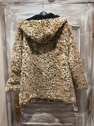 Abrigo pelo sintético estampado leopardo con capuc
