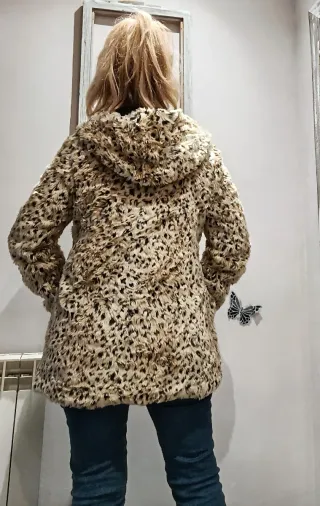 Abrigo pelo sintético estampado leopardo con capuc