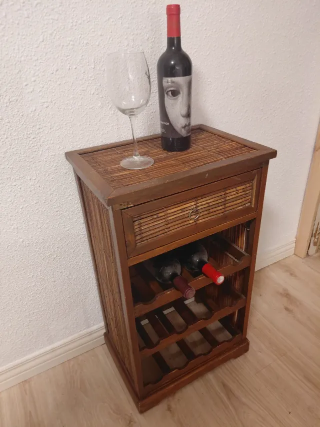 Portabottiglie in legno con cassetto in bambù