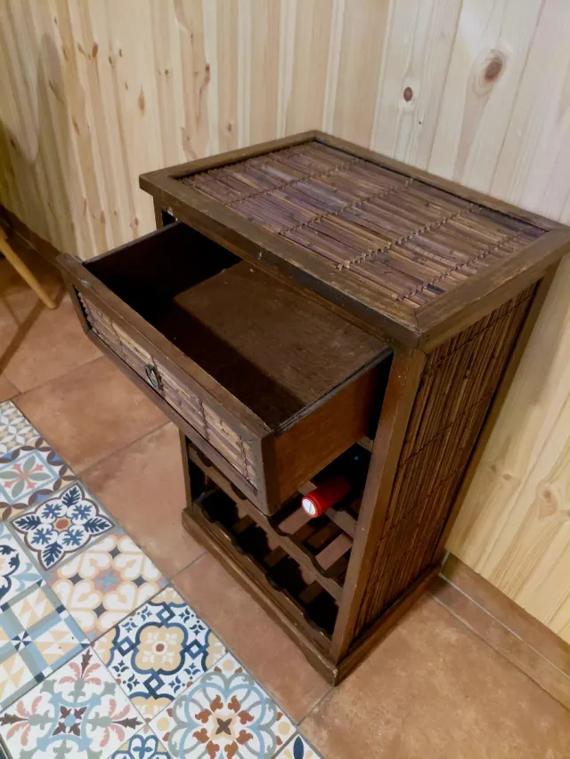 Portabottiglie in legno con cassetto in bambù
