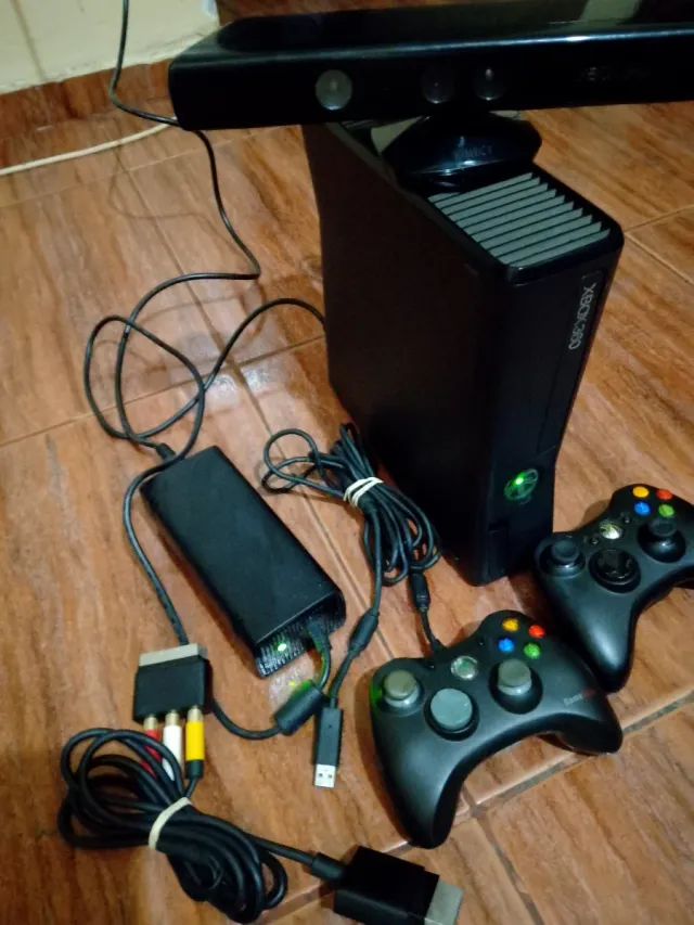 Xbox 360 Slim Negra + Kinect + Mandos. Negociable