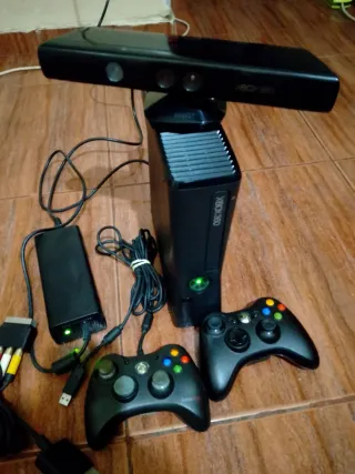 Xbox 360 Slim Negra + Kinect + Mandos. Negociable