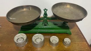 Báscula Romana Antigua con Pesas