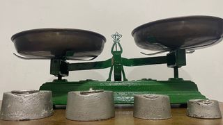 Báscula Romana Antigua con Pesas