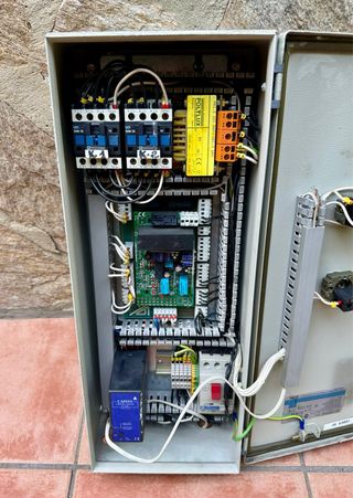 Armario control de elevador o puerta automática