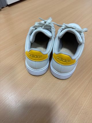 Zapatillas Adidas Blancas con Detalle Amarillo