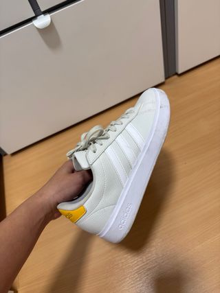 Zapatillas Adidas Blancas con Detalle Amarillo