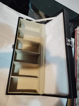 Caja porta reloj negra con ventana