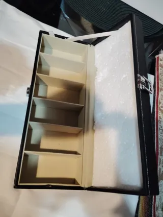 Caja porta reloj negra con ventana