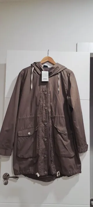 Gabardina marrón con capucha