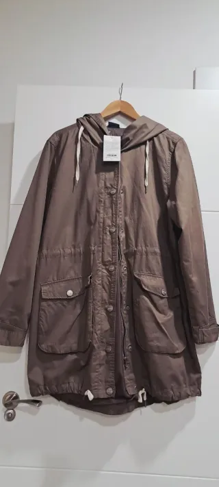Gabardina marrón con capucha