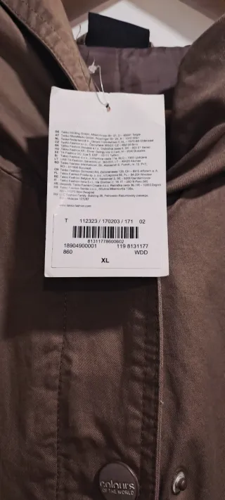 Gabardina marrón con capucha