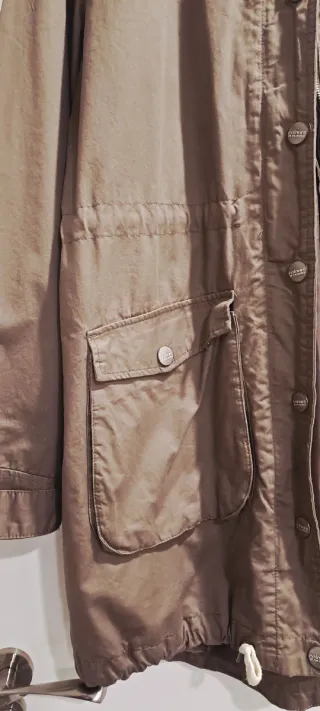 Gabardina marrón con capucha