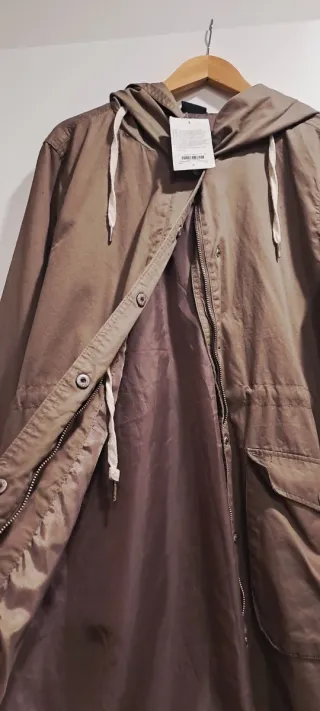 Gabardina marrón con capucha