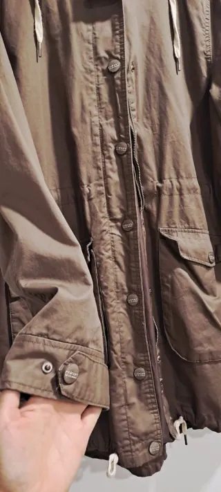 Gabardina marrón con capucha