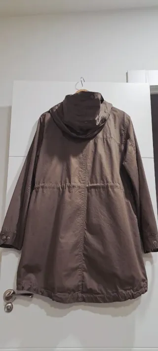 Gabardina marrón con capucha