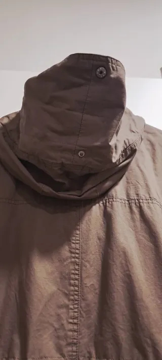 Gabardina marrón con capucha