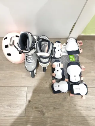 Patines en línea y casco rosa