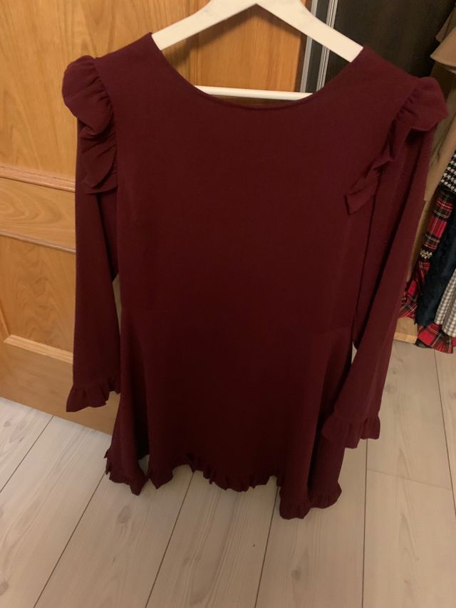 Vestido granate con volantes