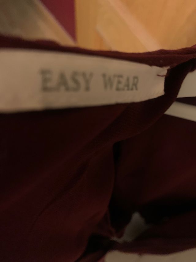 Vestido granate con volantes