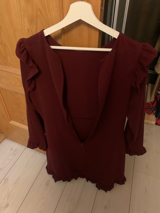 Vestido granate con volantes