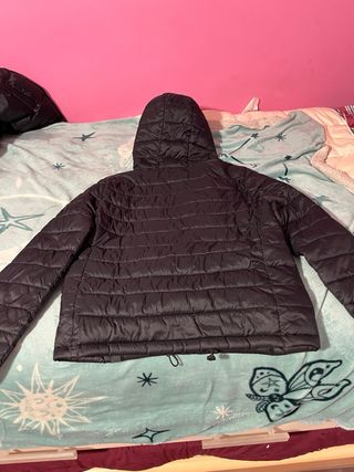 Chaqueta negra acolchada con capucha