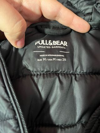 Chaqueta negra acolchada con capucha