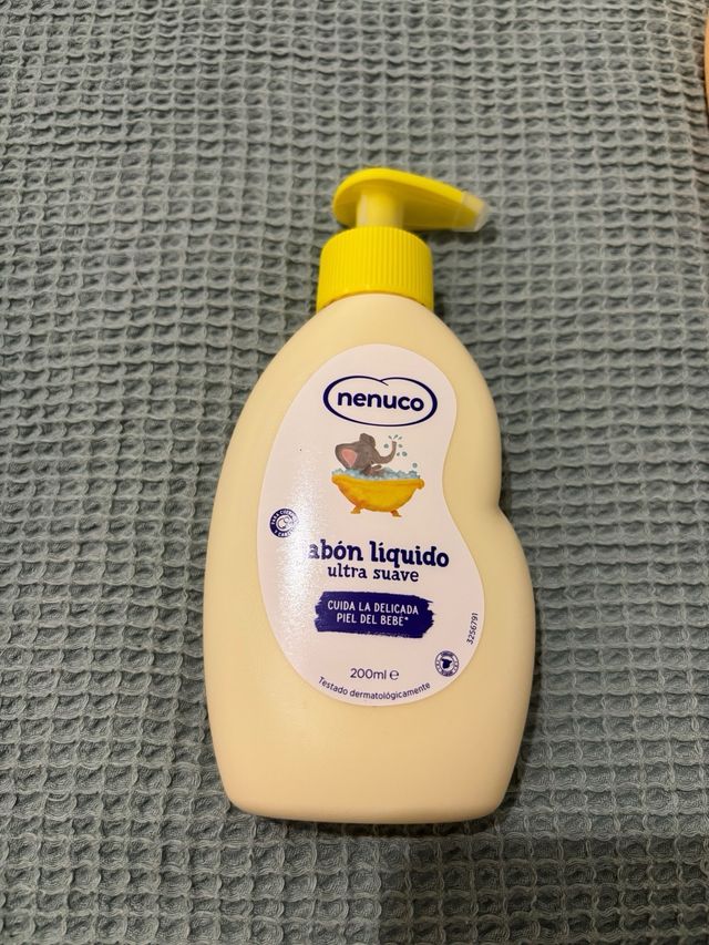 Mochila Nenuco con productos de higiene de bebé