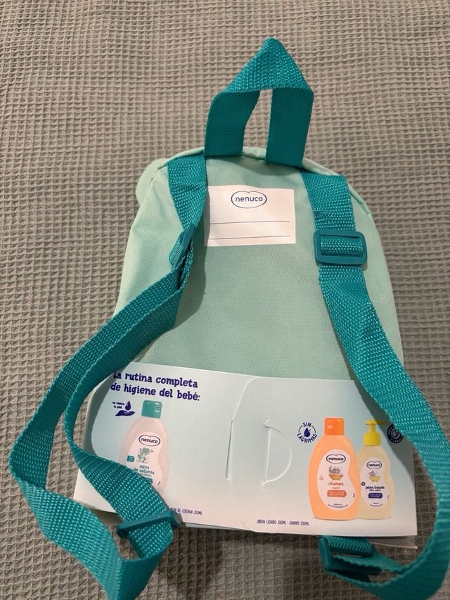 Mochila Nenuco con productos de higiene de bebé
