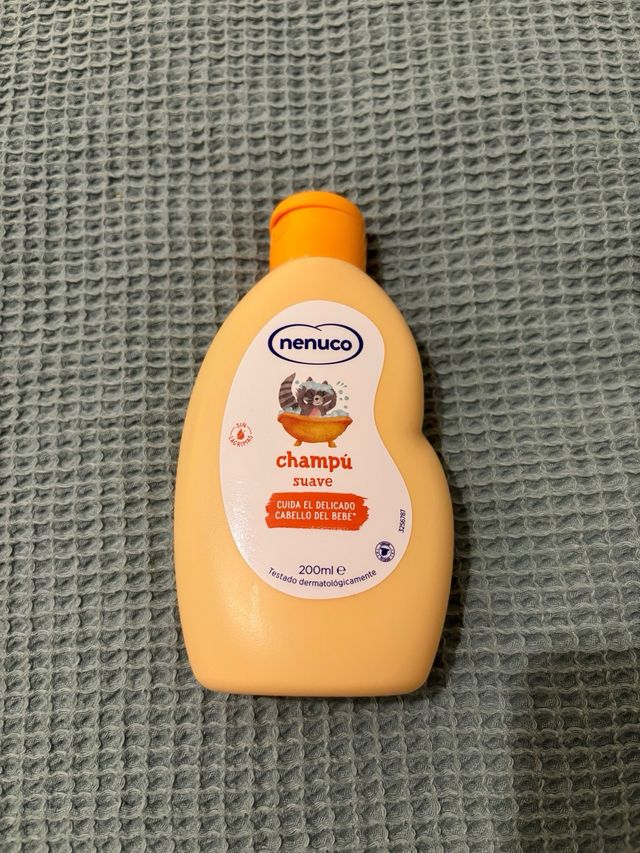 Mochila Nenuco con productos de higiene de bebé