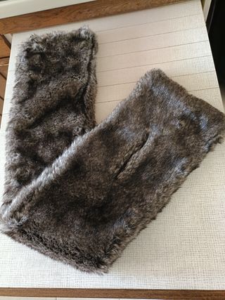 Bufanda efecto pelo, de Mango