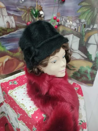 Gorro de terciopelo con flor atras