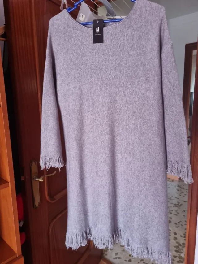 Vestido de punto gris con flecos