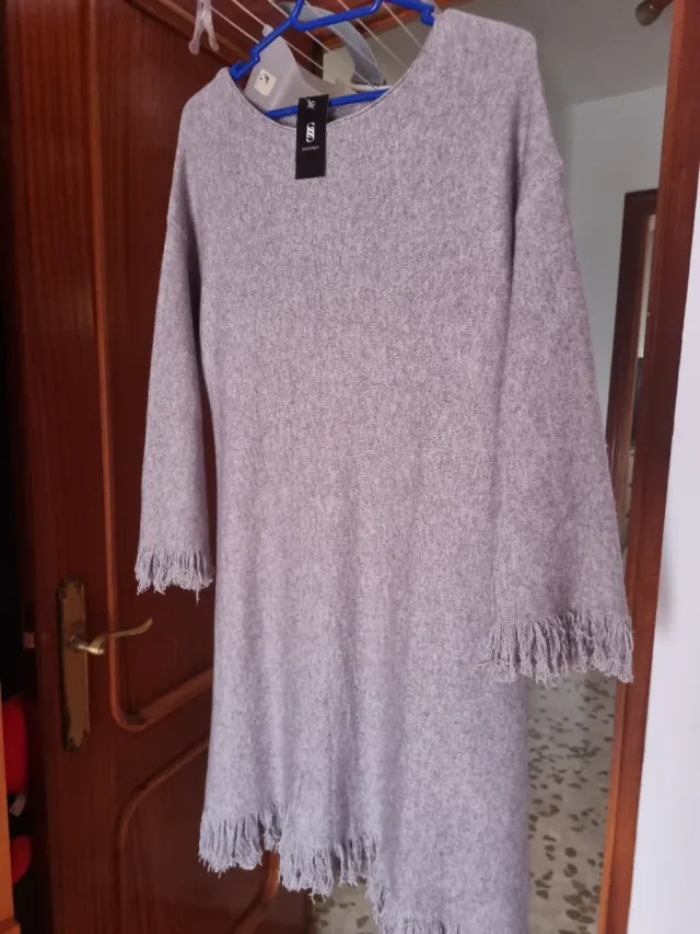 Vestido de punto gris con flecos