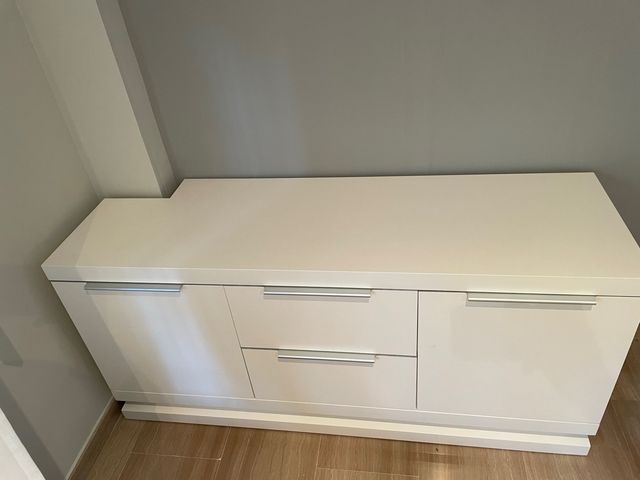 Mueble de salón blanco