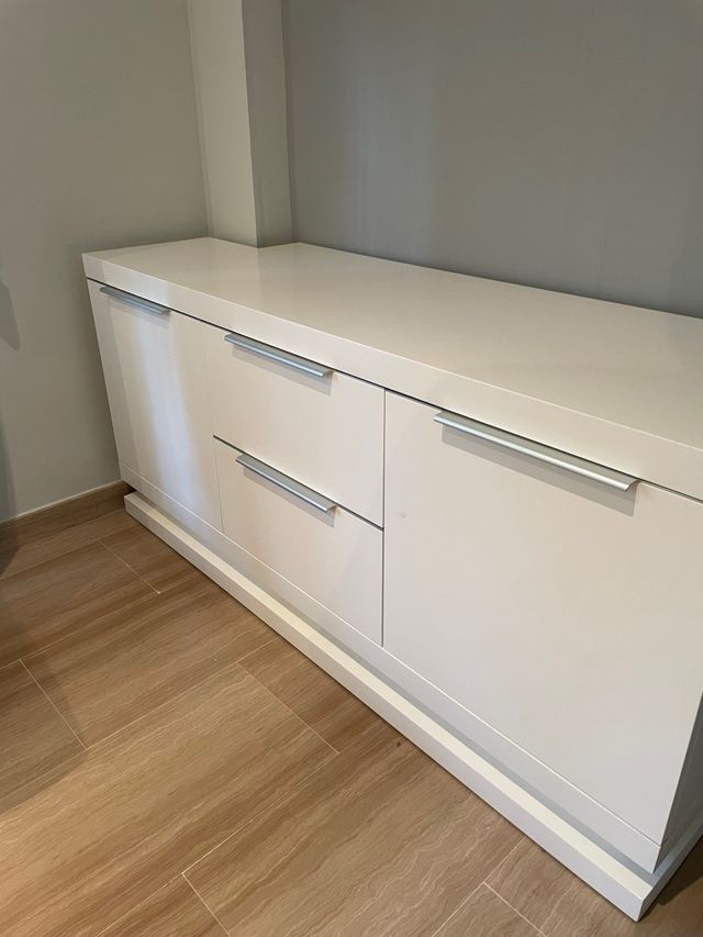 Mueble de salón blanco