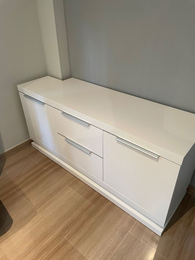 Mueble de salón blanco