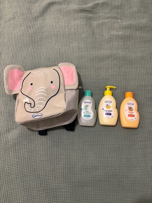 Mochila Nenuco con productos de higiene de bebé