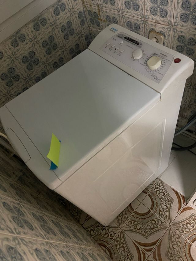 Lavadora blanca en buen estado