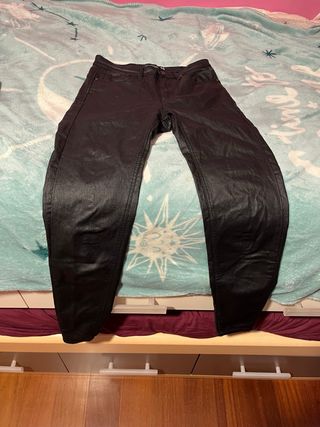 Pantalón negro efecto piel