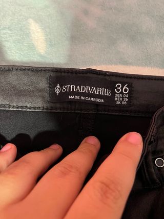 Pantalón negro efecto piel