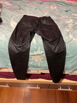 Pantalón negro efecto piel