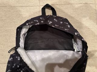 Mochila Eastpak floral negra