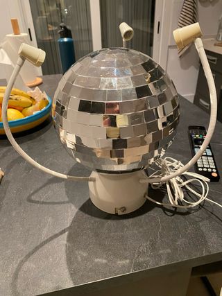 Bola de discoteca plateada y blanca