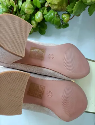 Nuevos. Zapatos color nude