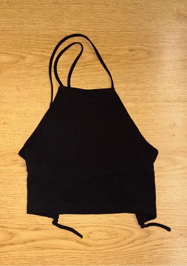 Top negro de tiras cruzadas en la espalda