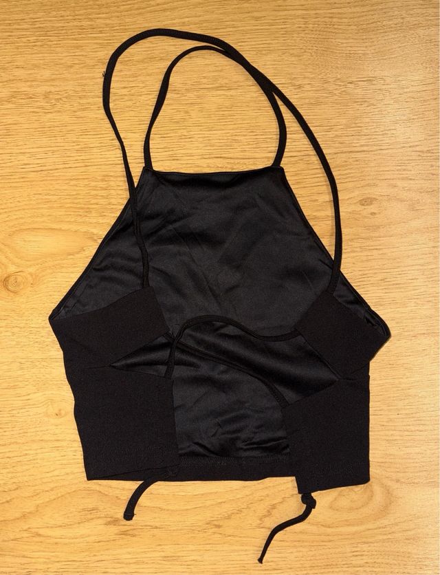 Top negro de tiras cruzadas en la espalda